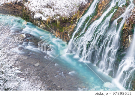 雪の積もった白髭の滝 97898613