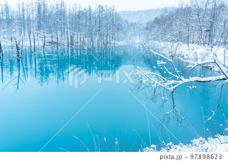 [北海道の冬］雪の積もった青い池 97898623