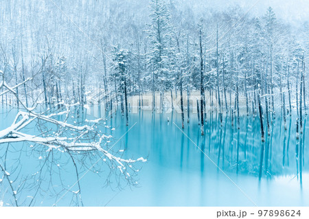 [北海道の冬］雪の積もった青い池 97898624