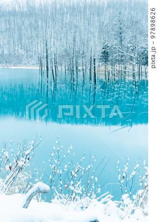[北海道の冬］雪の積もった青い池 97898626