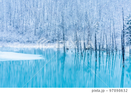 [北海道の冬］雪の積もった青い池 97898632
