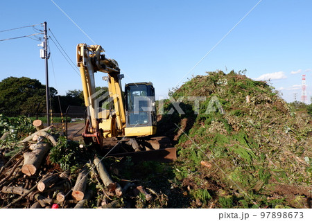造成現場のユンボ 97898673