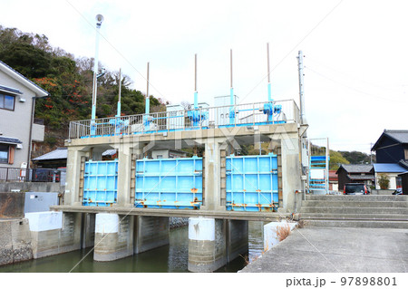 海辺に設置されている防潮水門 海辺に設置されている防潮水門 97898801