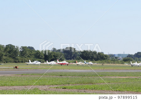 沢山の飛行機が並ぶ埼玉県比企郡川島町のホンダエアポート 沢山の飛行機が並ぶ埼玉県比企郡川島町のホンダエアポート 97899515