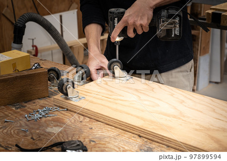 工房で作業する家具職人 97899594