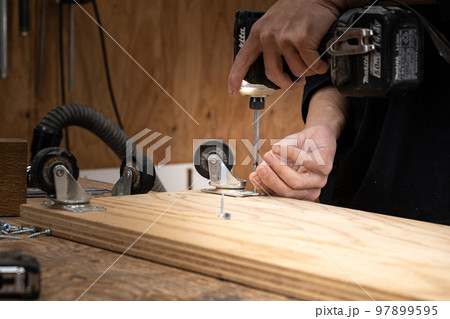 工房で作業する家具職人 97899595