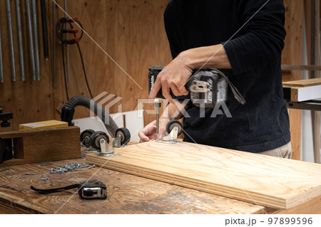 工房で作業する家具職人 97899596