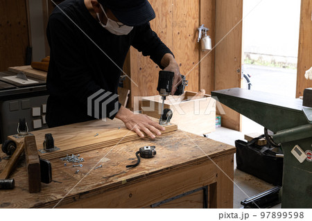 工房で作業する家具職人 工房で作業する家具職人 97899598