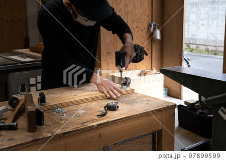 工房で作業する家具職人 工房で作業する家具職人 97899599