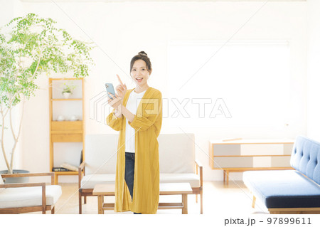 スマートフォンを見る女性 スマートフォンを見る女性 97899611