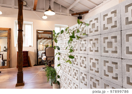 ヴィンテージ家具がある美容院 97899786