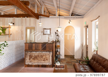 ヴィンテージ家具がある美容院 97899787