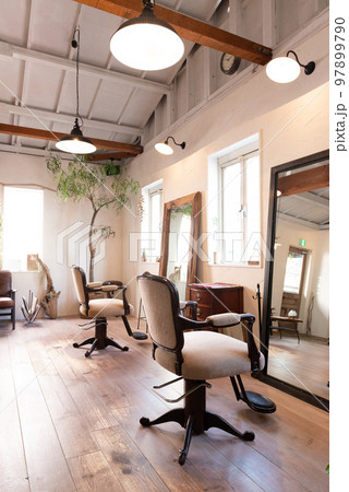 ヴィンテージ家具がある美容院 97899790