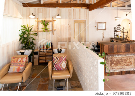 ヴィンテージ家具がある美容院 97899805