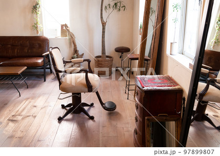 ヴィンテージ家具がある美容院 97899807