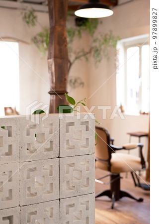 ヴィンテージ家具がある美容院 97899827