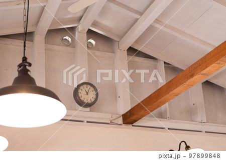 ヴィンテージ家具がある美容院 97899848