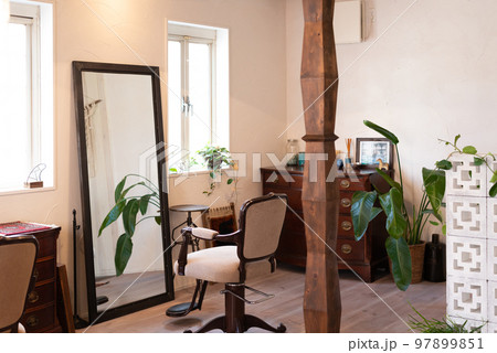 ヴィンテージ家具がある美容院 97899851