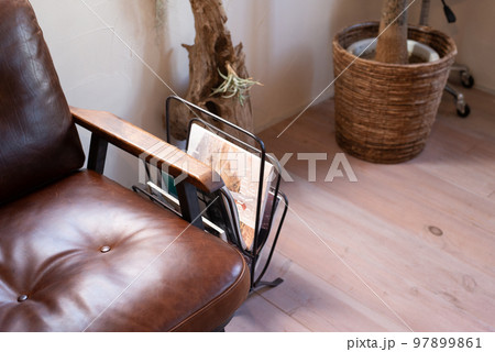 ヴィンテージ家具がある美容院 97899861