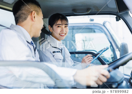トラックを運転する配送スタッフ 97899982