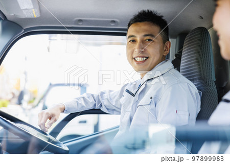 トラックを運転する配送スタッフ トラックを運転する配送スタッフ 97899983