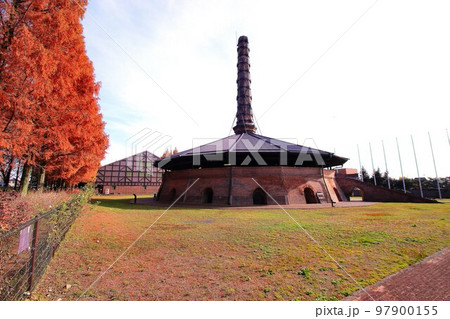 日本の近代化を下支えした…ホフマン式の煉瓦窯と紅葉のメタセコイヤ並木 97900155