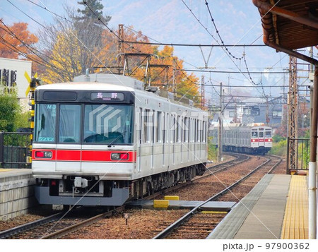 長野県長野市 長野電鉄桐原駅をゆく3000系と8500系 97900362