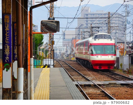 長野県長野市 長野電鉄桐原駅を通過する1000系「ゆけむり号」 長野県長野市 長野電鉄桐原駅を通過する1000系「ゆけむり号」 97900682