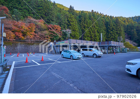 秋の東京都青梅市の御岳登山ケーブルカーの御岳滝本駅駐車場 97902026