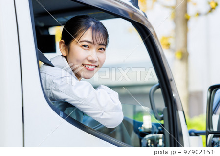 トラックを運転する女性ドライバー 97902151