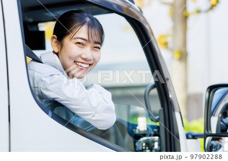 トラックを運転する女性ドライバー 97902288