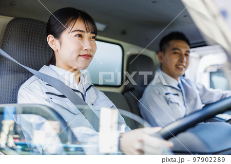 トラックを運転する配送スタッフ トラックを運転する配送スタッフ 97902289