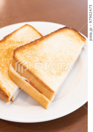 美味しいハムチーズサンドのモーニング 97902475