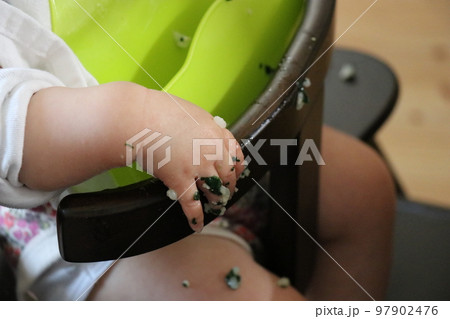 育児、離乳食、汚れる、ぐちゃぐちゃ 育児、離乳食、汚れる、ぐちゃぐちゃ 97902476