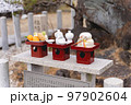 正月に神社にあるお供え物 97902604