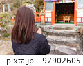 正月にお願い事をする女性 97902605