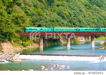 JR九州久大本線　天ヶ瀬駅を出発、玖珠川を渡る、ゆふいんの森2号 97903043
