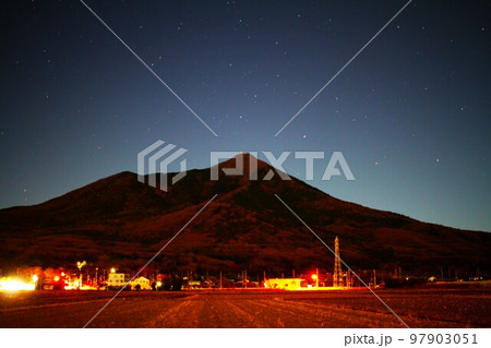 夜の筑波山｜ふもとに灯る街の光と山影の余韻 97903051