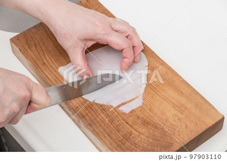 【ミドル主婦がスルメイカをさばく　胴体を切る】 97903110