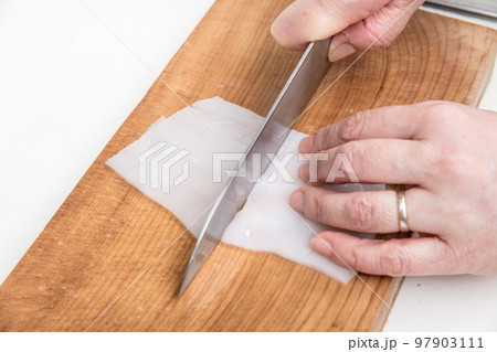 【ミドル主婦がスルメイカをさばく　胴体を切る】 97903111