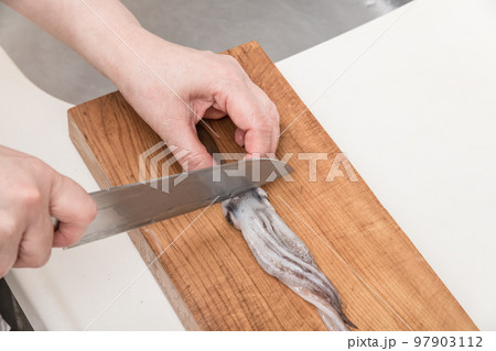 【ミドル主婦がスルメイカをさばく　目を外す準備】 97903112