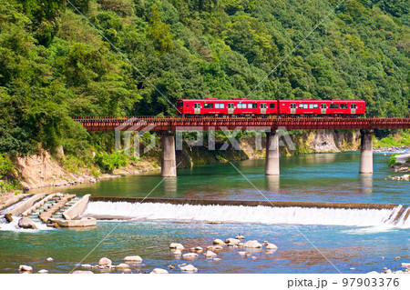 JR九州久大本線　玖珠川を渡り天ヶ瀬駅へと入線する、日田発大分行普通列車 97903376