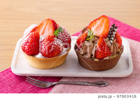 イチゴタルト　テーブルフォト 97903416