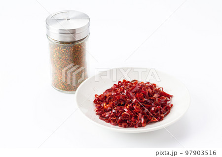 輪切り唐辛子と七味唐辛子 輪切り唐辛子と七味唐辛子 97903516