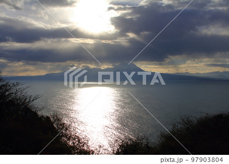 島根県松江市美保関町の美保関灯台駐車場展望デッキから望む霊峰大山(鳥取県) 島根県松江市美保関町の美保関灯台駐車場展望デッキから望む霊峰大山(鳥取県) 97903804