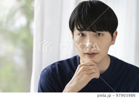 ネイビーのTシャツを着た若い男性　スキンケア　ビューティー　イメージ　ポートレート 97903986