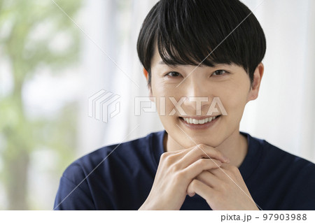 ネイビーのTシャツを着た若い男性　スキンケア　ビューティー　イメージ　ポートレート 97903988