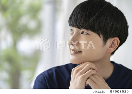 若い男性　横顔　　 97903989