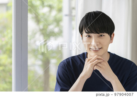 カメラ目線で笑顔の20代の男性 メンズビューティー イメージ ポートレート カメラ目線で笑顔の20代の男性 メンズビューティー イメージ ポートレート 97904007