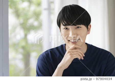 カメラ目線の20代の男性　メンズビューティ　イメージ　ポートレート 97904034